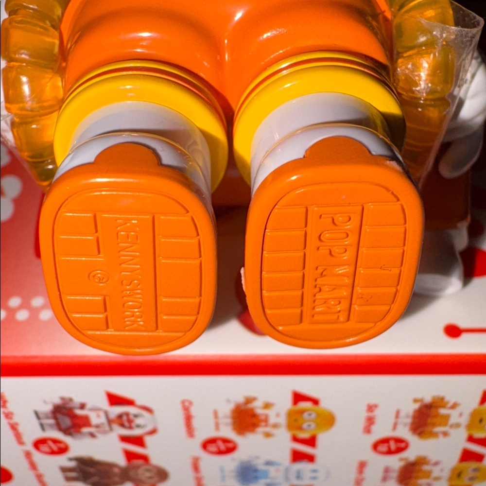POP MART Mega Space Molly Emoji 100% - Confession - Picture 9 of 10